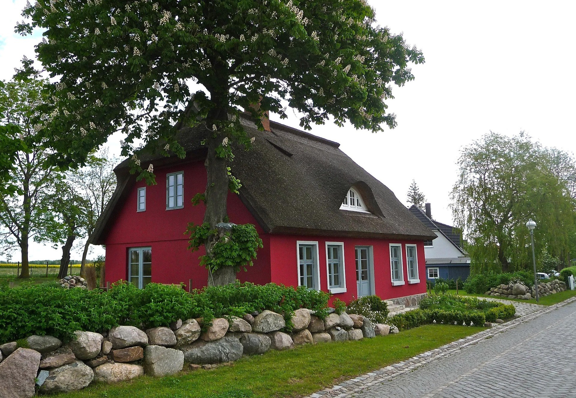 Altes rotes Haus mit Reetdach
